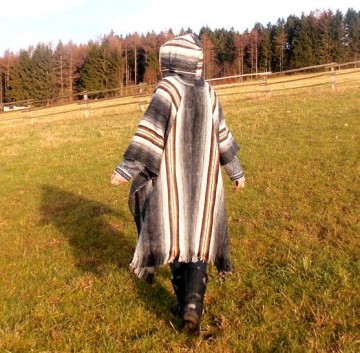 Poncho mit kapuze